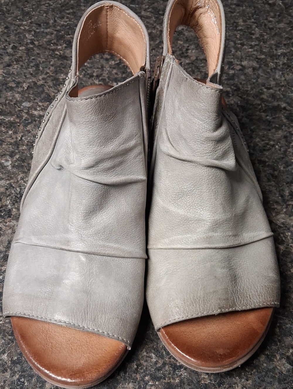 Women’s Miz MoozGrey Open-Toe Leather Sandals Size 36